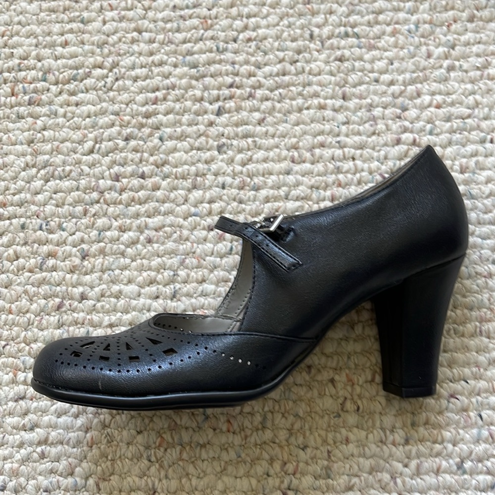 One pair of Aerosoles Role of Fate Heel Black Shoes 7.5 - Picture 11 of 11